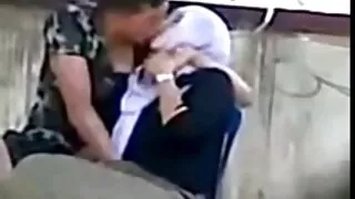 एनिम अश्लील कार्टून मानिस ग्रिलिङ केटी कुकुर शैली मा बाथरूम