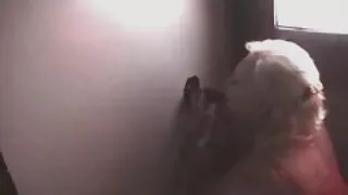 बिस्तारै छाला गरेको बिल्ली ragazza चाट्नु