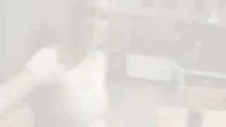 गंजा मान्छे राम्रो छाला सोफा मा एक पातलो गोरा