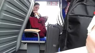 उनको प्रिय काम छ, जबकि उनको बिल्ली संग शरारती रूसी केटी
