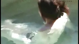 गोरा गरे एक राम्रो आश्चर्य गर्न मान्छे र चूसा आफ्नो रातो कुखुरा